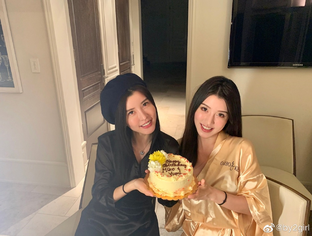 時尚一言難盡!BY2「旗袍內褲外漏」造型遭網狂酸:土到掉渣!