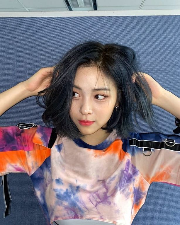 ITZY人氣成員內褲外穿！Dcard掀一片哀嚎「母湯」   網呼：蠟筆小新？