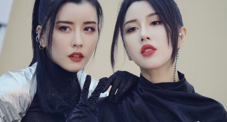 時尚一言難盡!BY2「旗袍內褲外漏」造型遭網狂酸:土到掉渣!