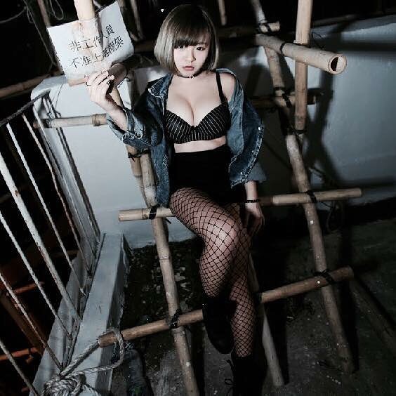 UU壓壞！童顏超兇妹「女乃緊貼椅背」福利狂放送：我也不小了