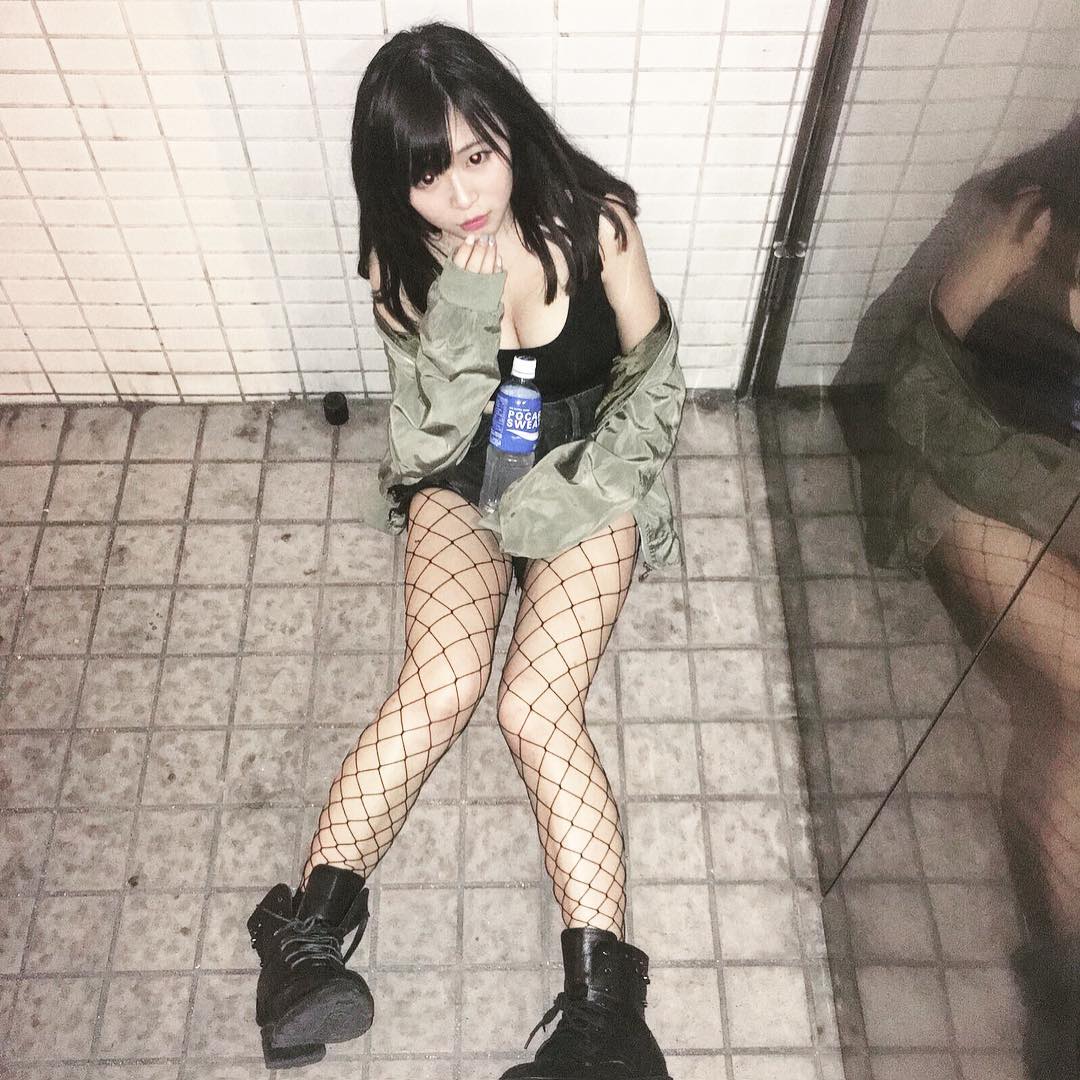 UU壓壞！童顏超兇妹「女乃緊貼椅背」福利狂放送：我也不小了