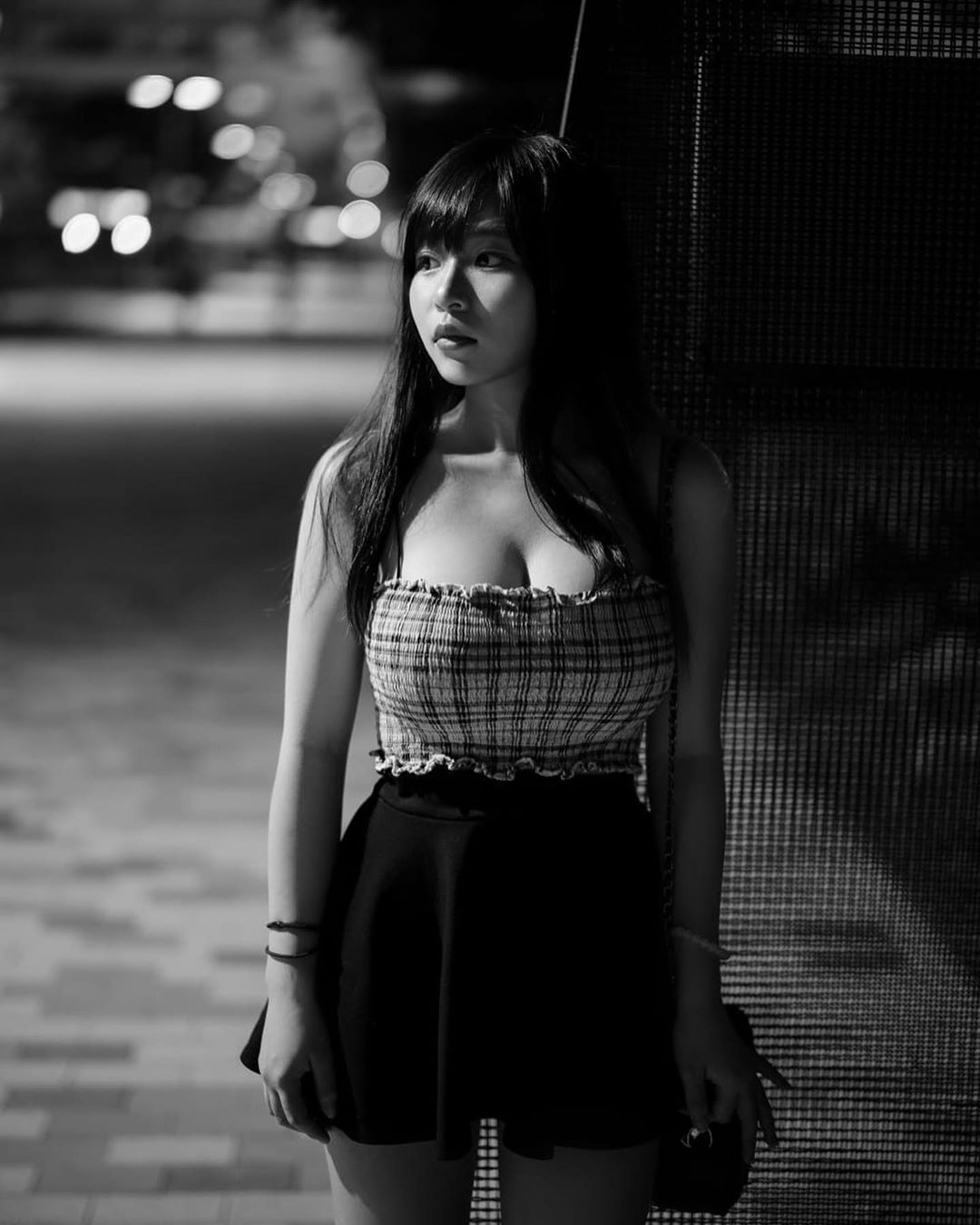 UU壓壞！童顏超兇妹「女乃緊貼椅背」福利狂放送：我也不小了