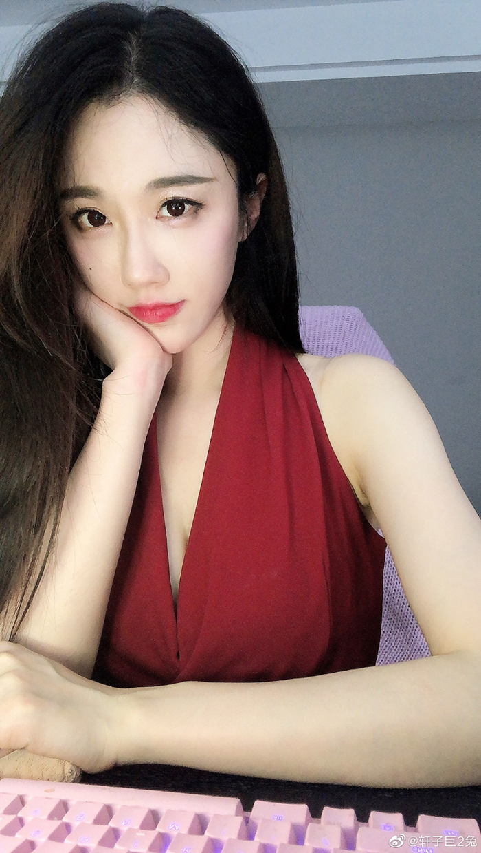 短到包不住蜜桃！超兇實況主「旗袍殺」超性感　網驚：內內沒穿？