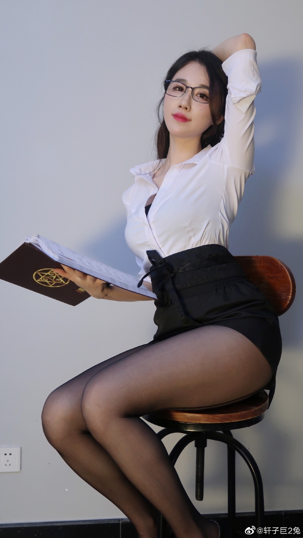 短到包不住蜜桃！超兇實況主「旗袍殺」超性感　網驚：內內沒穿？