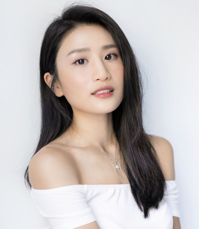 一彎腰春光外洩!「港版瑤瑤」上衣瞬間扯下 網驚:有暈?