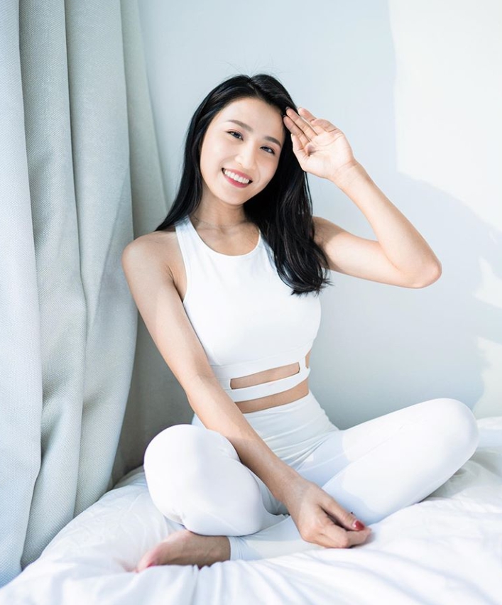 一彎腰春光外洩!「港版瑤瑤」上衣瞬間扯下 網驚:有暈?