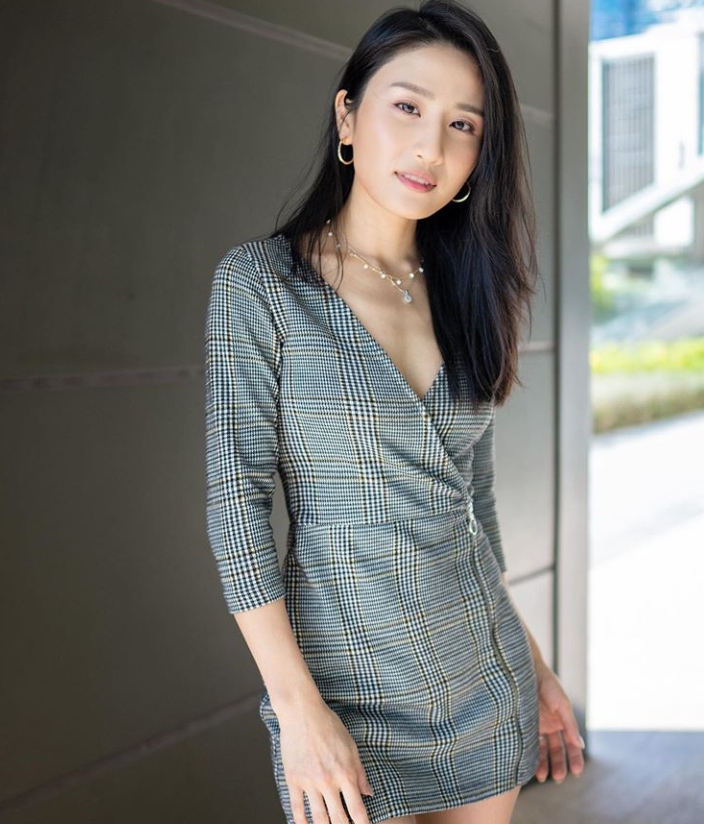 一彎腰春光外洩!「港版瑤瑤」上衣瞬間扯下 網驚:有暈?