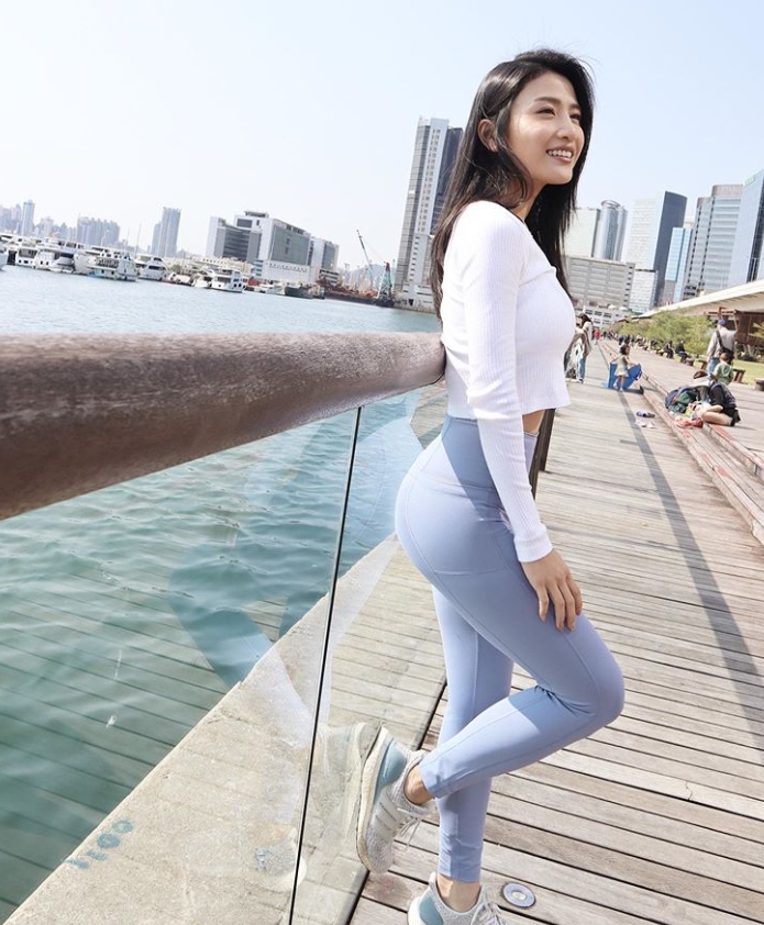 一彎腰春光外洩!「港版瑤瑤」上衣瞬間扯下 網驚:有暈?