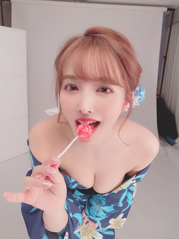 三上悠亞「衣服不穿好」!UU夾棒棒糖輕舔 甜問:要吃嗎~