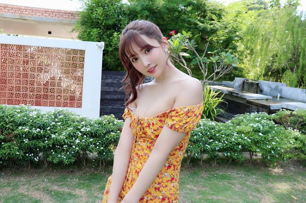 三上悠亞「衣服不穿好」!UU夾棒棒糖輕舔 甜問:要吃嗎~