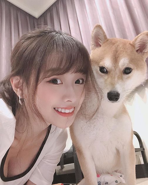 愛犬助攻!實況主「湘湘」彎腰曝光好風景 網嗨:是海溝!