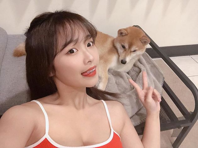 愛犬助攻!實況主「湘湘」彎腰曝光好風景 網嗨:是海溝!