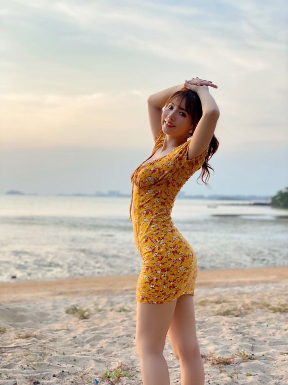 三上悠亞「衣服不穿好」!UU夾棒棒糖輕舔 甜問:要吃嗎~