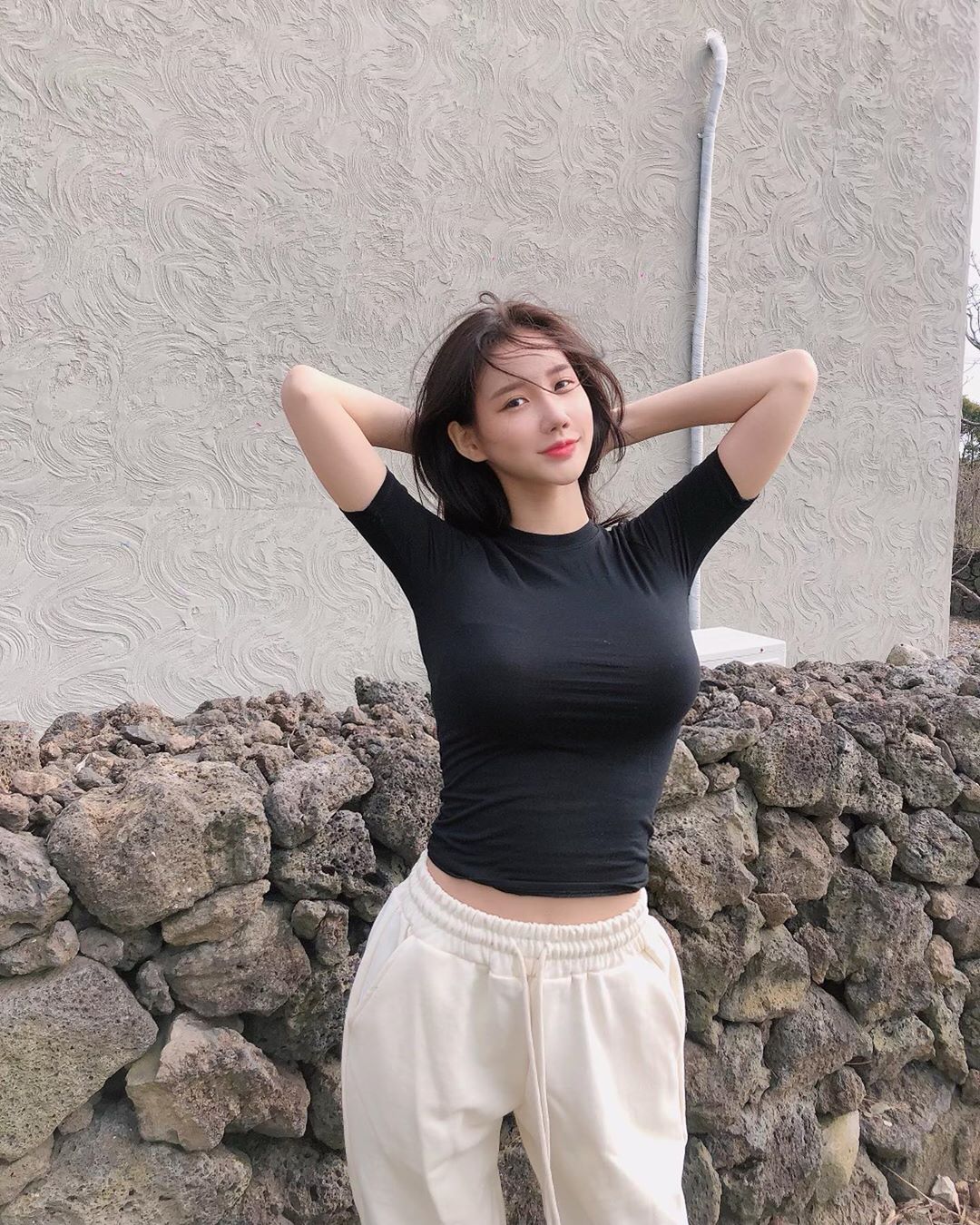 差點包不住!超猛性感DJ「UU溢出來」一彎腰網全驚:看進去了