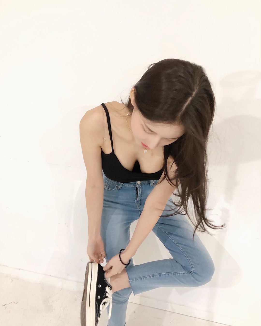 差點包不住!超猛性感DJ「UU溢出來」一彎腰網全驚:看進去了