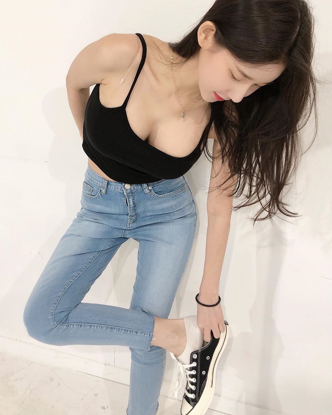 差點包不住!超猛性感DJ「UU溢出來」一彎腰網全驚:看進去了