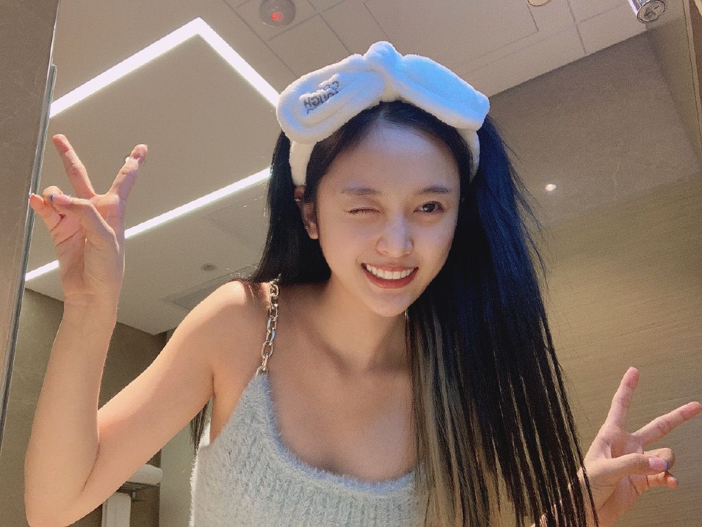 私密照曝光！吳宣儀「UU差點掉出」一彎腰網驚：看進去了