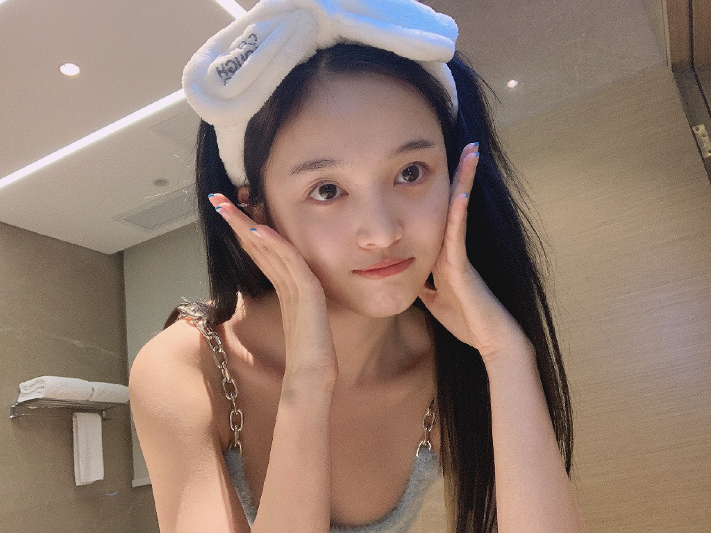 私密照曝光！吳宣儀「UU差點掉出」一彎腰網驚：看進去了