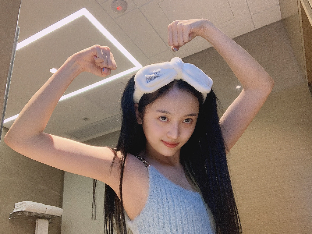 私密照曝光！吳宣儀「UU差點掉出」一彎腰網驚：看進去了