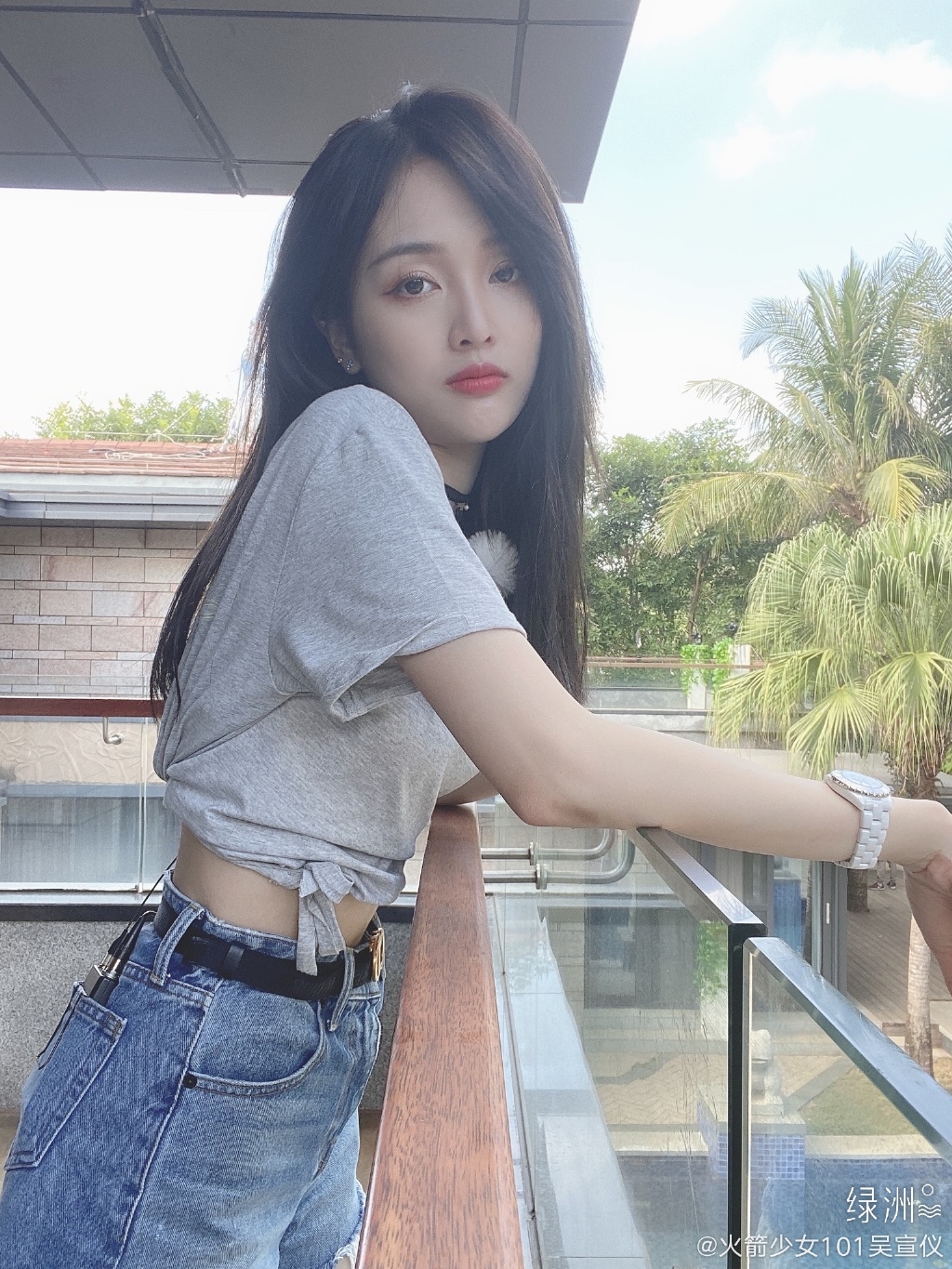 私密照曝光！吳宣儀「UU差點掉出」一彎腰網驚：看進去了