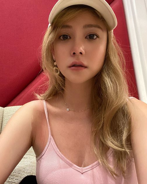 半球浮出！天菜小姐單穿「空姐圍裙」福利滿滿　網嗨：香爆