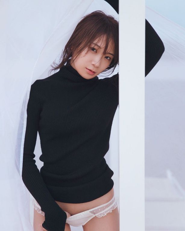 女偶像寫真破尺度！只穿內內入鏡：手直接伸進「神秘三角洲」！