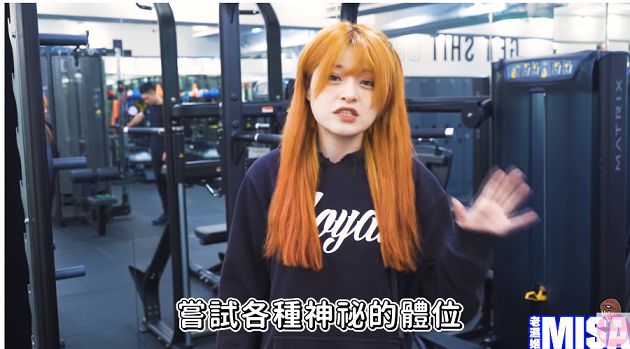 大膽開車！米砂開箱「高風險姿勢」頻喊累　網驚：會斷掉！