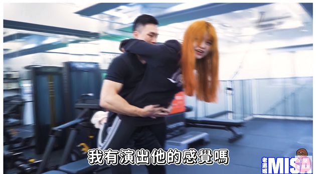 大膽開車！米砂開箱「高風險姿勢」頻喊累　網驚：會斷掉！