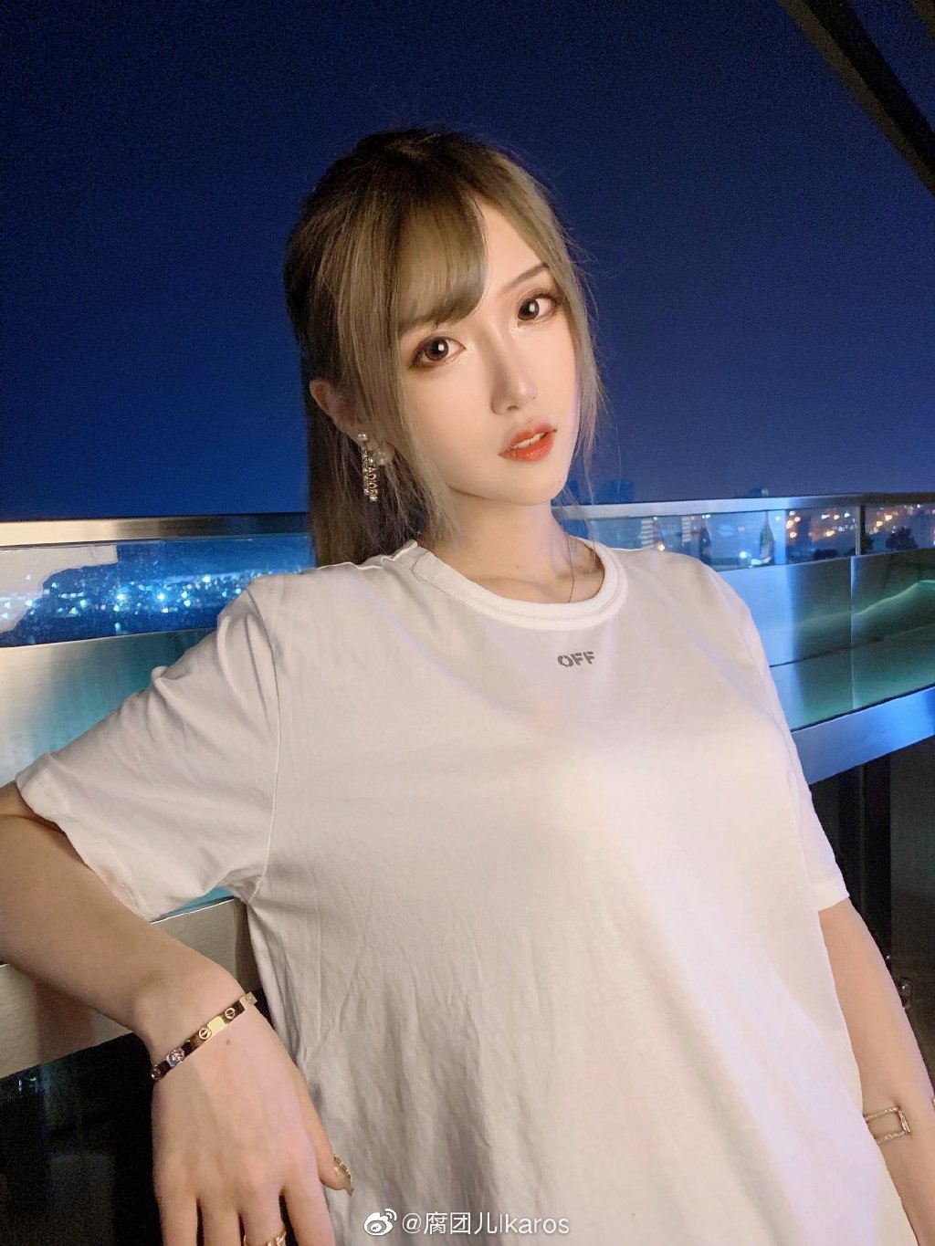 優質台差點被BAN！實況兇妹「巨球倒出」　腳一抬「秒GG」