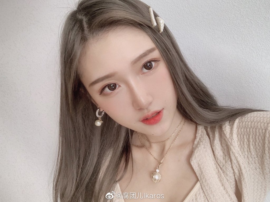 優質台差點被BAN！實況兇妹「巨球倒出」　腳一抬「秒GG」