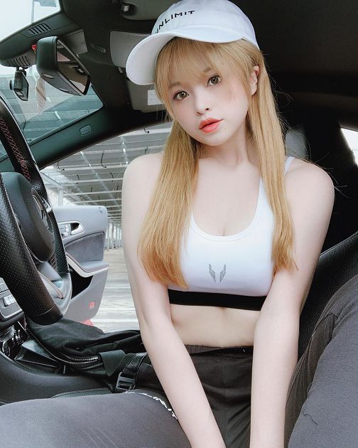 大膽開車！米砂開箱「高風險姿勢」頻喊累　網驚：會斷掉！