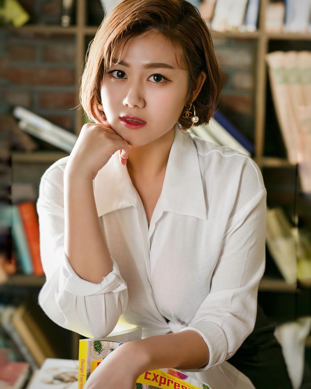 布料包不住!超兇網紅「驚見雙色蜜桃」縫縫卡溝 1/2E杯快擠爆!