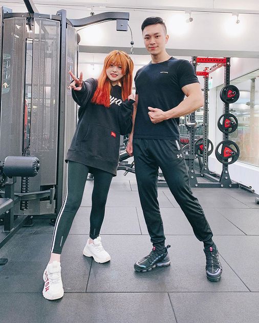 大膽開車！米砂開箱「高風險姿勢」頻喊累　網驚：會斷掉！