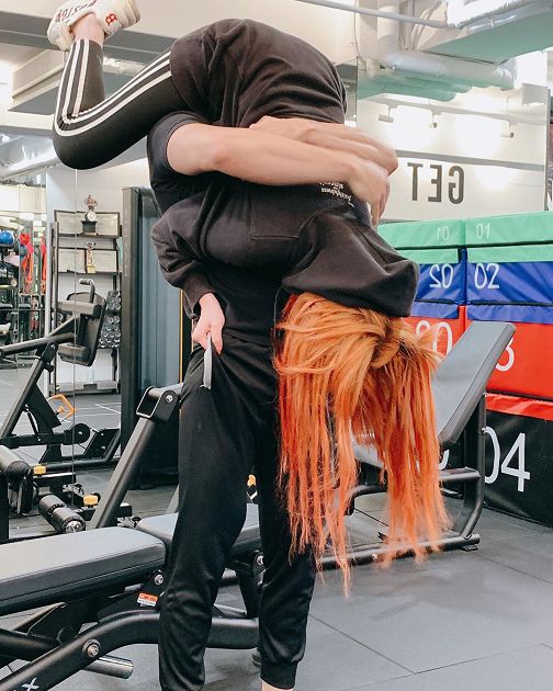 大膽開車！米砂開箱「高風險姿勢」頻喊累　網驚：會斷掉！