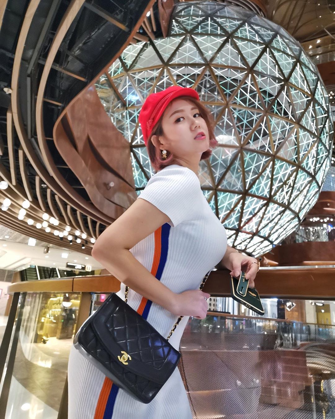 布料包不住!超兇網紅「驚見雙色蜜桃」縫縫卡溝 1/2E杯快擠爆!