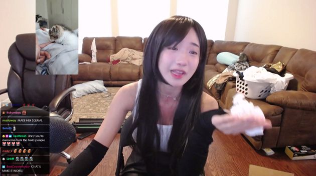 遭批露不夠多!企鵝妹直播「淚崩吐辛酸」 網:還是台灣肥宅善良