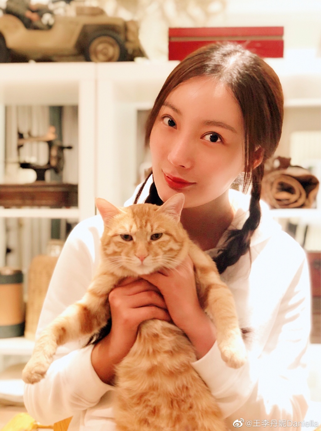 性感解封！《一路向西》女主「布料包不住巨球」　網全噴血：要掉出來了