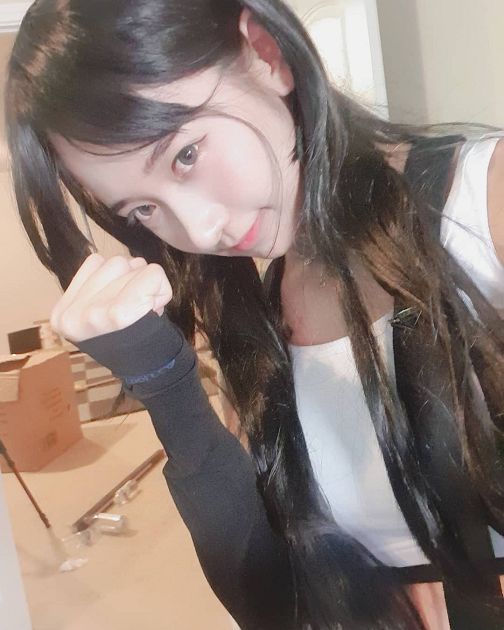 遭批露不夠多!企鵝妹直播「淚崩吐辛酸」 網:還是台灣肥宅善良