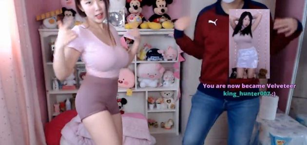 男友同樂片流出？超兇直播主「低胸深V」仰臥起坐：福利大放送！