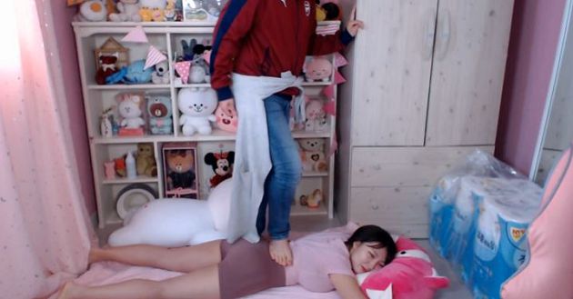 男友同樂片流出？超兇直播主「低胸深V」仰臥起坐：福利大放送！