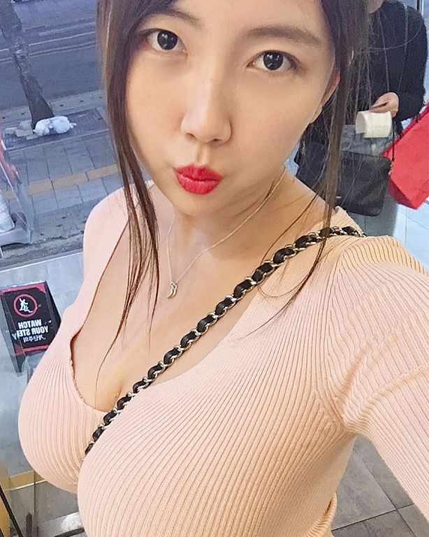 男友同樂片流出？超兇直播主「低胸深V」仰臥起坐：福利大放送！