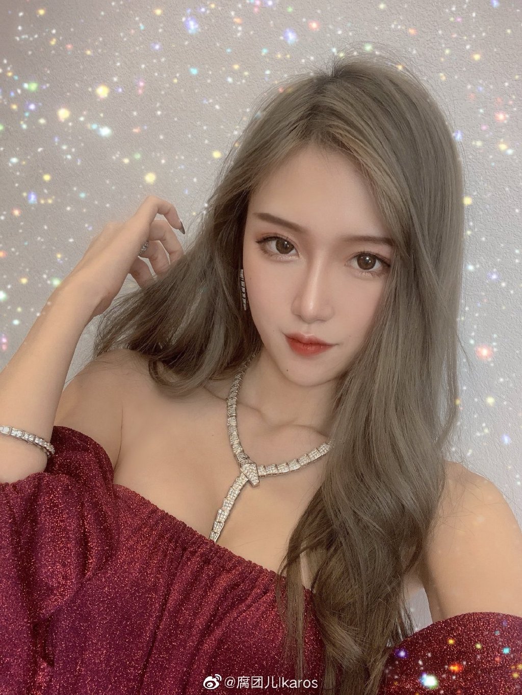 是真的大!實況兇妹緊身衣「辣曬S曲線」 一低頭網全驚:內內都沒穿?