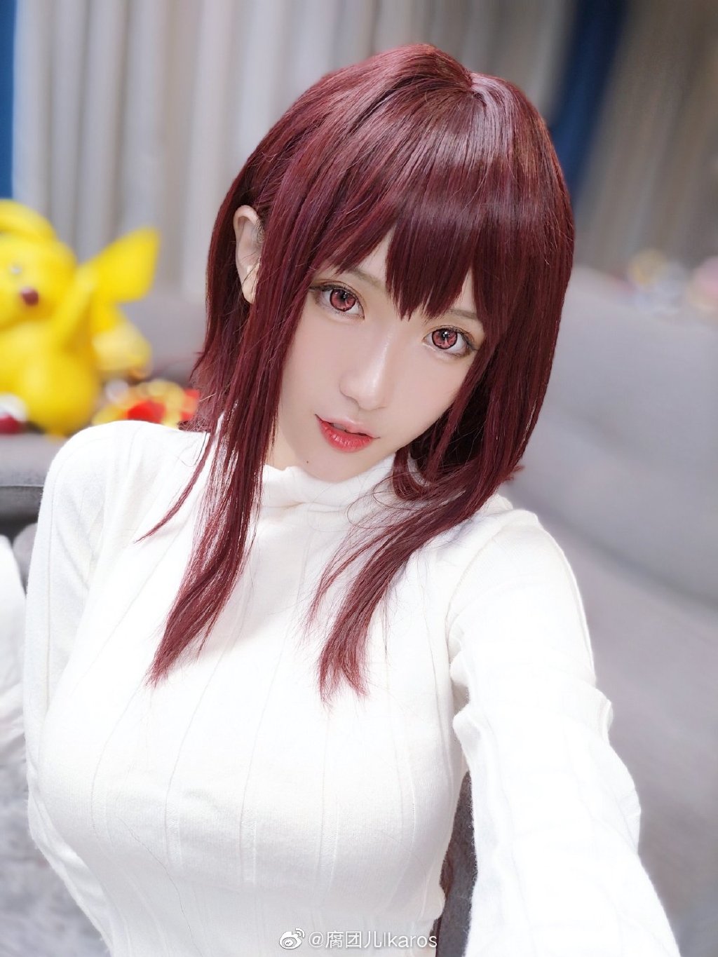 是真的大!實況兇妹緊身衣「辣曬S曲線」 一低頭網全驚:內內都沒穿?