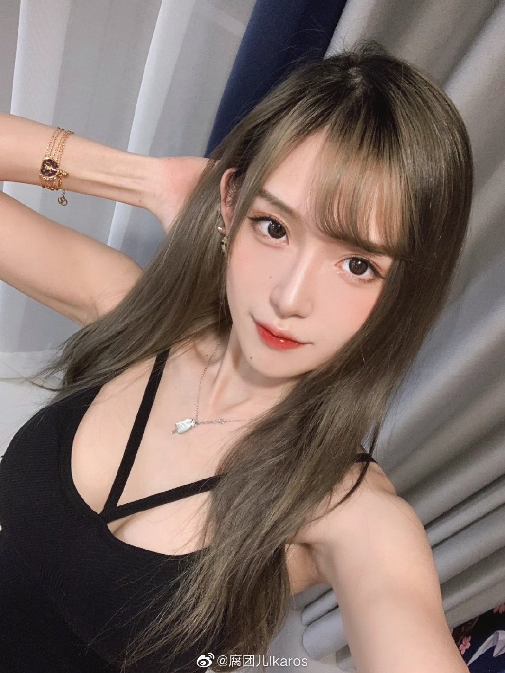 是真的大!實況兇妹緊身衣「辣曬S曲線」 一低頭網全驚:內內都沒穿?