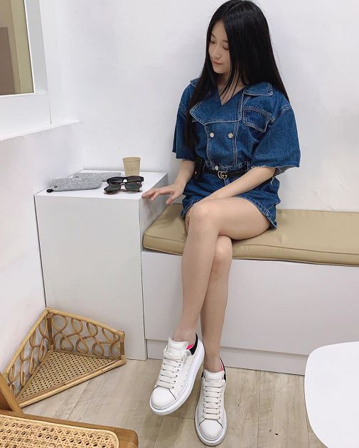 0贅肉!艾瑞絲「ㄦ字曲線」耳機繞兩圈打結 真實身材無私放送