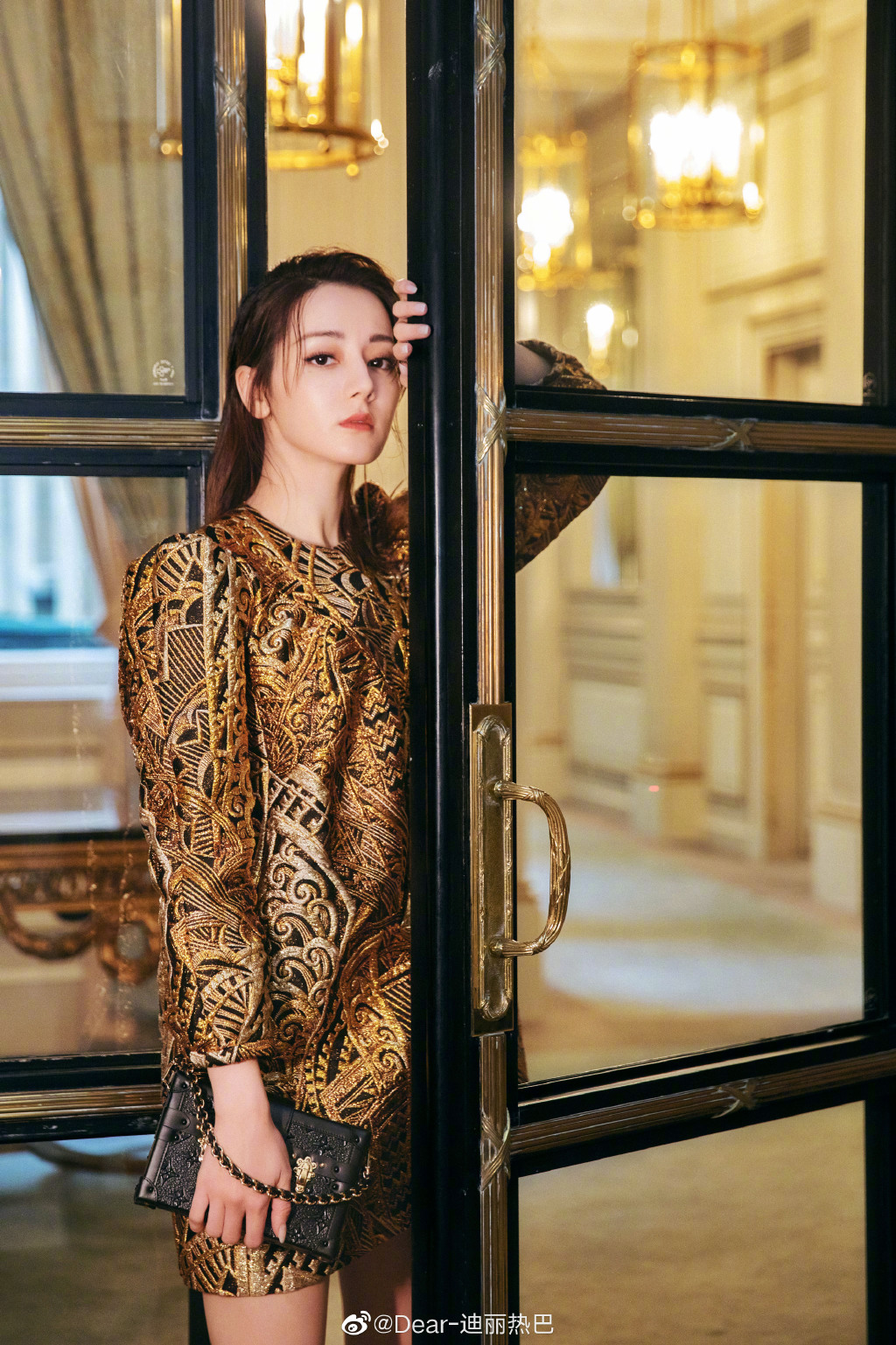 迪麗熱巴大崩壞！「０修圖照」瘋傳　「臉垮成大媽」嚇歪網