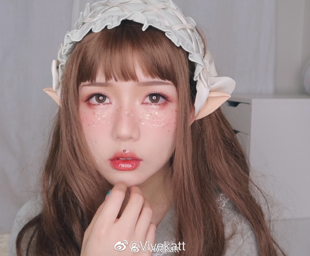 眼睛放大三倍!神級正妹「卸妝秒變路人」 網嚇歪:一天換一張臉!