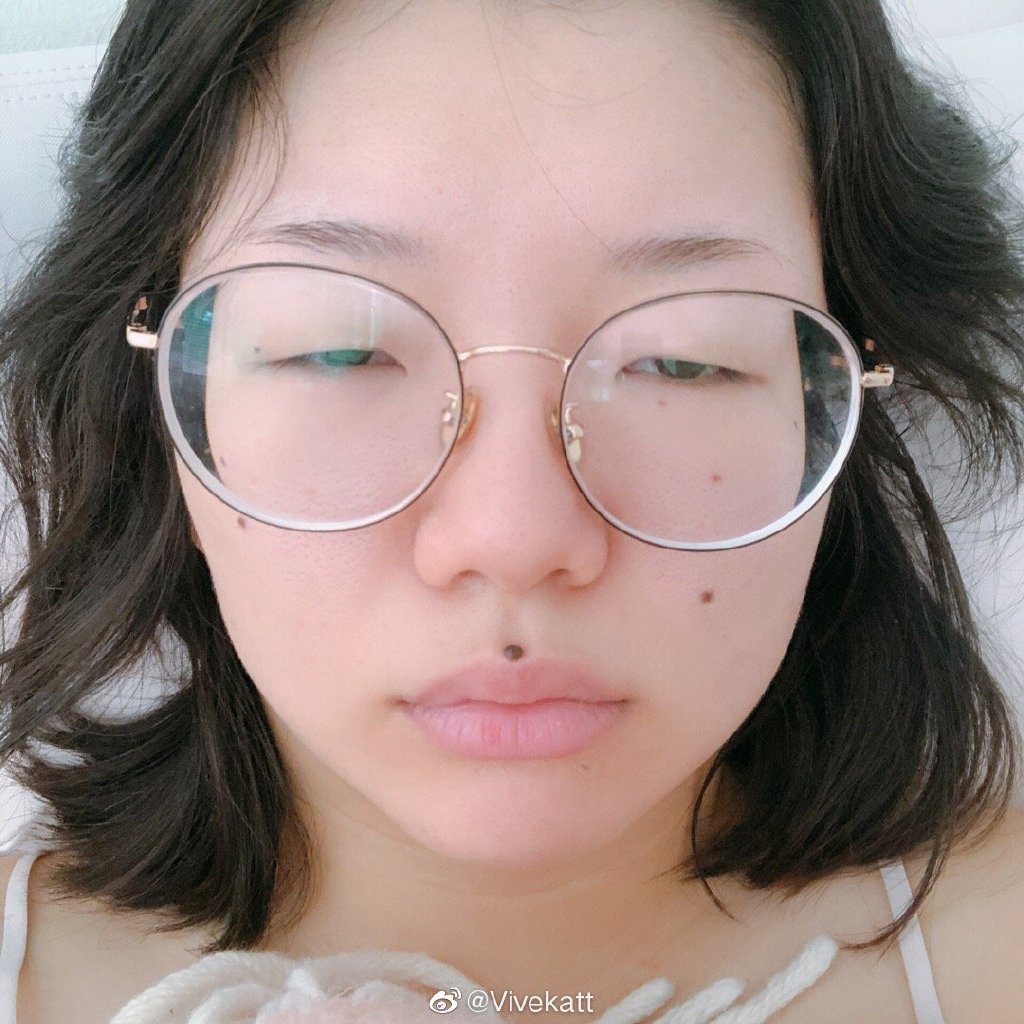 眼睛放大三倍!神級正妹「卸妝秒變路人」 網嚇歪:一天換一張臉!