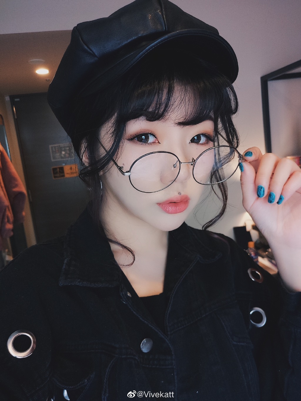 眼睛放大三倍!神級正妹「卸妝秒變路人」 網嚇歪:一天換一張臉!