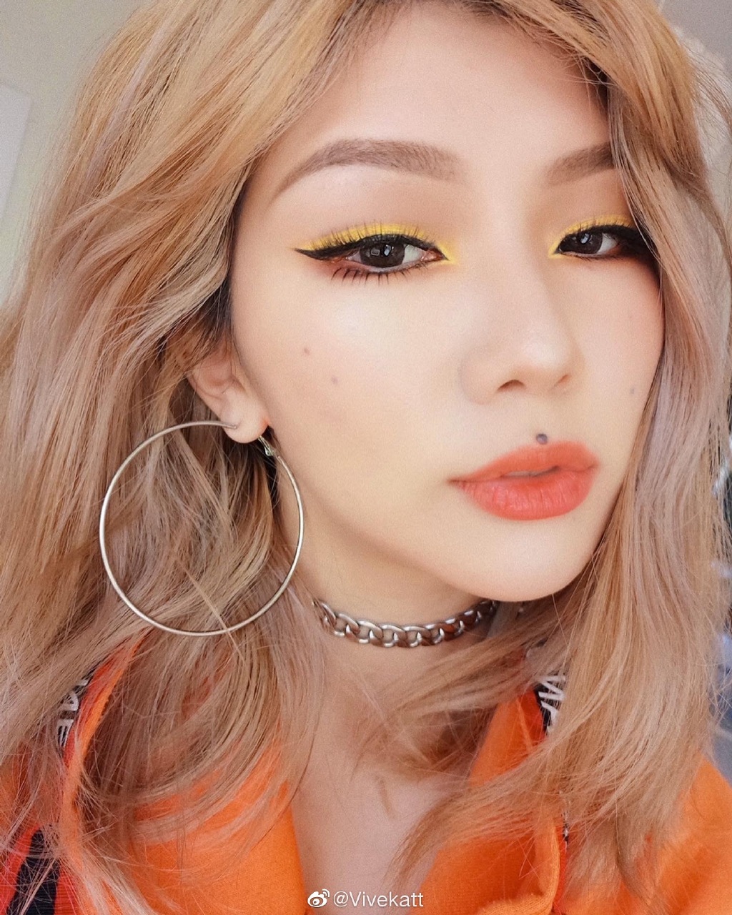 眼睛放大三倍!神級正妹「卸妝秒變路人」 網嚇歪:一天換一張臉!